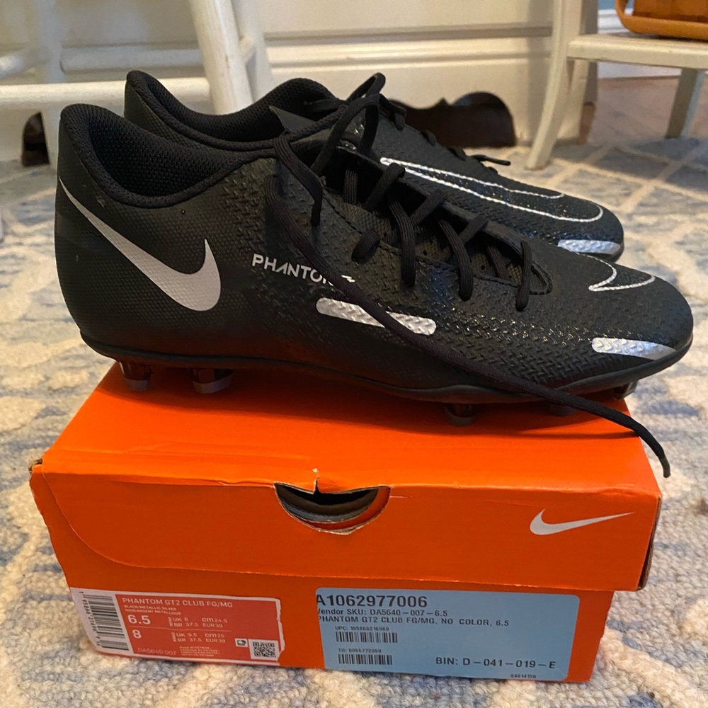 New Nike Phantom soccer cleats Women's Size 7.5 / Men's 6.5